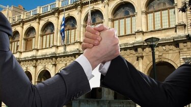 Ο Δήμος Ηρακλείου και το ιδιότυπο μπρα ντε φερ, με φόντο τη Λότζια!