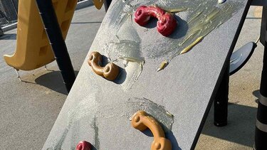 Οργή για το σοκαριστικό θέαμα με ... γράσο στην παιδική χαρά!