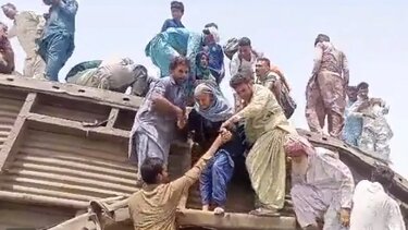 Πακιστάν: Τουλάχιστον 15 νεκροί από τον εκτροχιασμό επιβατικού τρένου