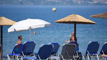 Ηράκλειο: Ελεύθερο προς το κοινό τμήμα παραλίας με παράνομα ομπρελοκαθίσματα