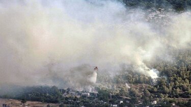 Μάχη με τις συνεχείς αναζωπυρώσεις στην Πάρνηθα - Εκκενώνονται οικισμοί στο Μενίδι!