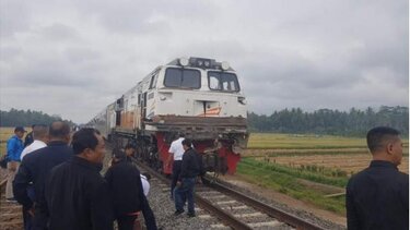 Ινδονησία: Επιβατική αμαξοστοιχία παρέσυρε αυτοκίνητο – Δύο νεκροί και δύο τραυματίες