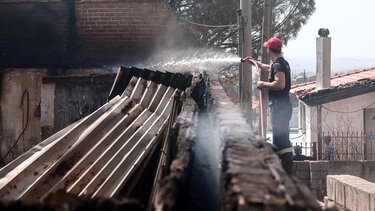 Μάχη με τις αναζωπυρώσεις σε τρία πύρινα μέτωπα - Εκκενώνονται οικισμοί