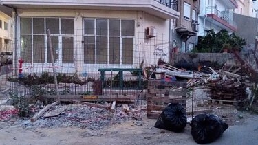 Σκουπίδια και μπάζα "στολίζουν" την Αγία Τριάδα – Βίντεο