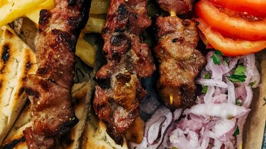 Πήγε για χοιρινό καλαμάκι «αρματωμένος» και το …χρυσοπλήρωσε!