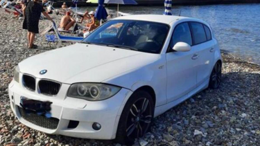 Πάρκαρε την BMW πάνω στην παραλία!