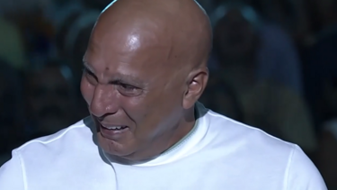 Συγκλονιστικές στιγμές: Έβαλε τα κλάματα ο μέγας Νίκος Γκάλης στη βράβευσή του