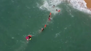Ναυαγοσώστες σχηματίζουν ανθρώπινη αλυσίδα για να σώσουν κολυμβητή που παγιδεύτηκε σε θαλάσσιο ρεύμα- ΒΙΝΤΕΟ