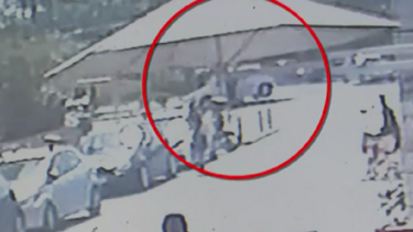 Σοκαριστικό video: Η στιγμή που το ΙΧ περνάει κόκκινο και πέφτει με ταχύτητα πάνω στην 30χρονη