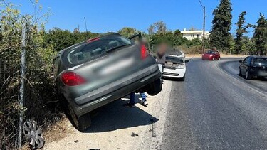 Μετά την εκτροπή, ακολούθησε καραμπόλα και το αυτοκίνητο "καρφώθηκε" σε χωράφι!