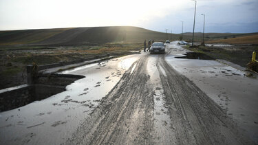 Λάσπη, ζημιές και πλημμυρισμένα χωράφια άφησε πίσω της η νεροποντή στον δρόμο Λάρισα – Φάρσαλα