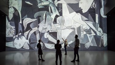 Μαδρίτη: Οι άνθρωποι μπορούν επιτέλους να φωτογραφίσουν τον διάσημο πίνακα «Γκουέρνικα» του Πικάσο