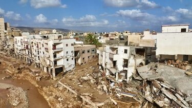 Στην κατεστραμένη Ντέρνα, οι επιζώντες συνεχίζουν να αναζητούν αγνοούμενους