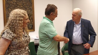 Δωρεά σπάνιας συλλογής δίσκων βινυλίου στη Βικελαία Δημοτική Βιβλιοθήκη από τον Μανώλη Βεληβασάκη