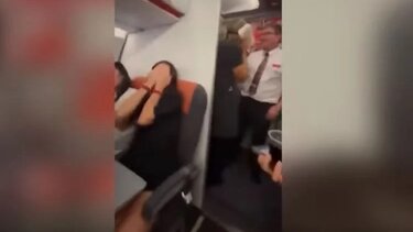 Ασυγκράτητο ζευγάρι πιάστηκε στα πράσα κατά τη διάρκεια πτήσης