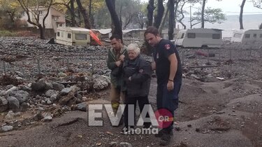 Κακοκαιρία Ντάνιελ – Εύβοια: Επιχείρηση διάσωσης ηλικιωμένων από τον Μακρύ Γιαλό Βλαχιάς