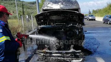 Λαμπάδιασε φορτηγάκι εν κινήσει 