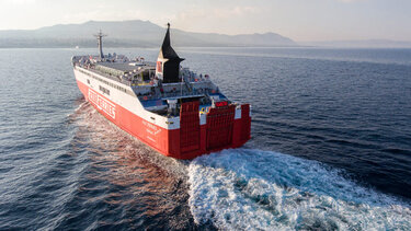 Στη Ραφήνα, λόγω μηχανικής βλάβης, παραμένει με 734 επιβάτες το «Fast Ferries Andros»