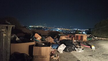 Σκουπίδια και δυσοσμία παντού!