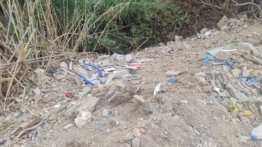 Καθάρισαν το ρέμα... ασυνείδητοι το ξαναγέμισαν με μπάζα!