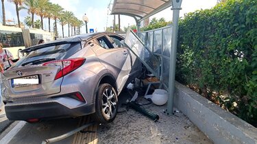 Απίστευτο τροχαίο - Αυτοκίνητο έπεσε σε στάση λεωφορείου!