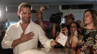 "Ο κόσμος είναι εγγυητής της ενότητας": Στη Νέα Σμύρνη ψήφισε ο Στ. Κασσελάκης