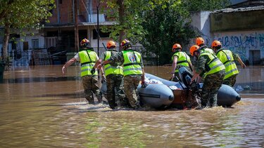 Βιβλική καταστροφή: Ακόμη μια νύχτα αγωνίας στα λασπόνερα