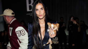  Το σκυλάκι της Ντέμι Μουρ κάθισε στη front row του σόου Versace SS2024