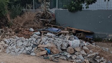 Τέλειωσαν οι εργασίες, έμειναν τα μπάζα...