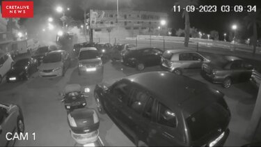 Σοκαριστικές εικόνες: ΙΧ σπάει τα κάγκελα, εισβάλει σε μάντρα και πέφτει σε σταθμευμένα οχήματα!