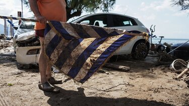 Μεγάλες οι καταστροφές στο Πήλιο: Με καρότσια και φτυάρια βγάζουν τις λάσπες από τα σπίτια