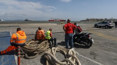 Έδεσε το «Fast Ferries Andros» με τους 734 επιβάτες στη Ραφήνα