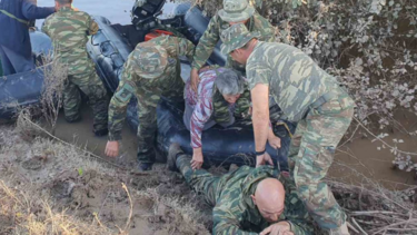 Η συγκλονιστική φωτογραφία από τις διασώσεις και οι έπαινοι του στρατηγού