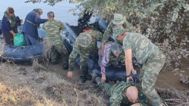 Ποιος είναι ο πεζοναύτης που έκανε το σώμα του «γέφυρα» για τους ηλικιωμένους πλημμυροπαθείς