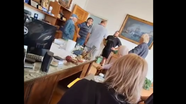 Ο πολίτης που τον χαστούκισε ο Μπέος... του ζήτησε συγγνώμη