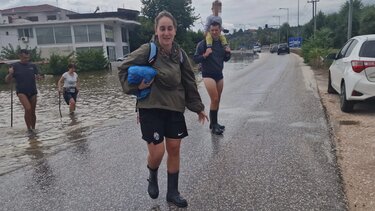 Τρίκαλα: Με τα μωρά στην αγκαλιά εγκαταλείπουν τα πλημμυρισμένα σπίτια τους 
