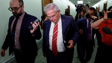 Αποκαλύψεις: Η σύζυγος του Μπομπ Μενέντεζ προκάλεσε θανατηφόρο τροχαίο με πεζό το 2018