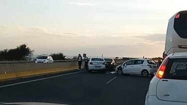 Τροχαίο με το "καλημέρα", στην εθνική οδό - Κυκλοφοριακό "έμφραγμα" - Δείτε βίντεο