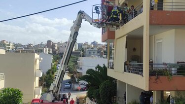 Φωτιά σε πολυκατοικία στο Ηράκλειο - Απεγκλωβισμός ενοίκων - Δείτε βίντεο