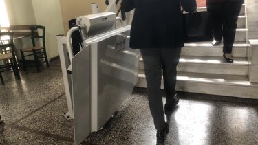 Σήκωσαν ... στα χέρια, μάρτυρα με αμαξίδιο