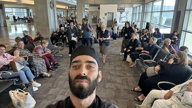 Συγκλονίζει ο πατέρας Παντελεήμων που επέστρεψε στην Κρήτη από το Ισραήλ εν μέσω βομβαρδισμών