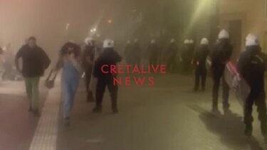 Μεγάλη ένταση και χημικά στην πορεία για τον "Ευαγγελισμό" - Δείτε φωτογραφίες και videos