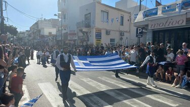 Χερσόνησος: Πλήθος κόσμου στις μαθητικές παρελάσεις