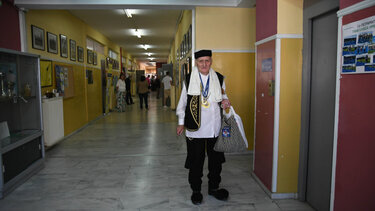 Πήγε να ψηφίσει με τα τσαρούχια και την γκλίτσα- Δείτε βίντεο