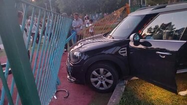 Βουλιαγμένη: Τροχαίο σε παιδική χαρά – ΙΧ έπεσε πάνω στα κάγκελα