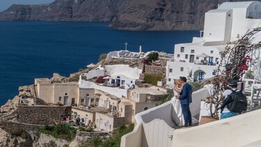 Γάμοι: Η Σαντορίνη στους top προορισμούς 2023 για τους Βρετανούς