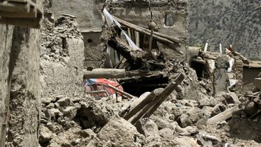 Η στιγμή που μικρό παιδί βγαίνει ζωντανό από τα συντρίμμια στο Αφγανιστάν