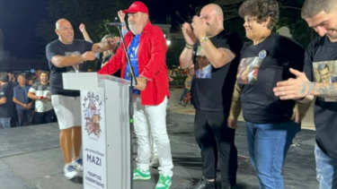 Δήμαρχος πανηγύρισε με καπέλο ΣΥΡΙΖΑ, μπλούζα ΝΔ και παπούτσια ΠΑΣΟΚ