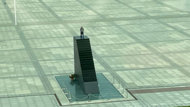 Συναγερμός στην Πολωνία: Άνδρας απειλεί να ανατιναχθεί σε πλατεία στη Βαρσοβία