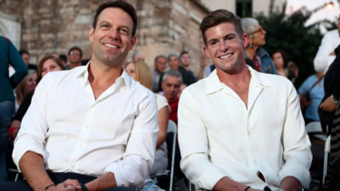 Ο Κασσελάκης παντρεύεται την Πέμπτη τον Τάιλερ στα Χάμπτονς, το ανακοίνωσε στην Πολιτική Γραμματεία του ΣΥΡΙΖΑ